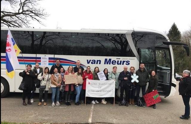 Taxibedrijf Van Meurs sponsort touringcar